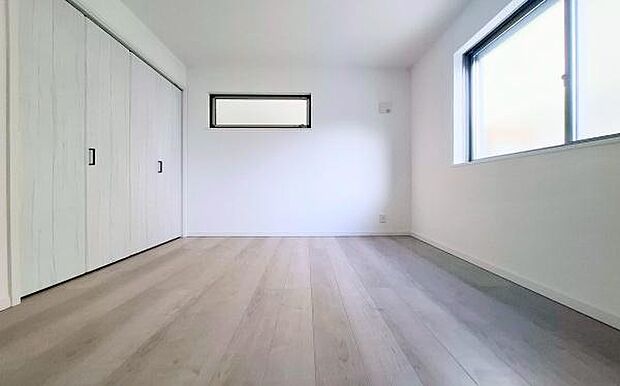 《洋室》　■くつろぎの場としてだけでなく、趣味や仕事のパーソナルスペースとしても活躍する洋室。個の時間をたっぷり楽しめる快適空間です。大きなクローゼットは趣味の道具をしまっても余るぐらいの大きさです。