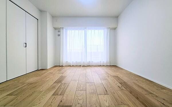 《寝室》　■心地よい眠りへといざなう落ち着いた雰囲気の寝室