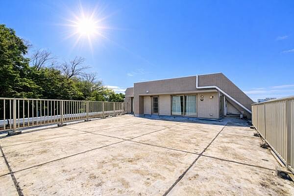 《ルーフバルコニー》　■大きなバルコニーからは遠方まで景色を見渡せて、空の青さに包まれるような心地よさを味わえます。