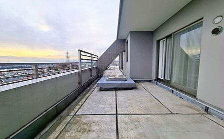 《バルコニー》　■さわやかな風が通り暖かい光がふりそそぐバルコニー
