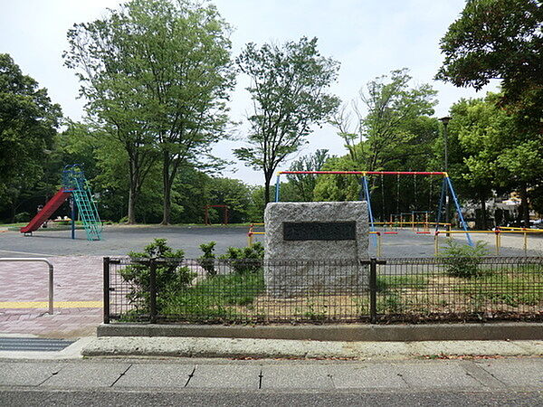 王禅寺公園まで1139m、自然いっぱいの公園です。遊具広場はブランコやすべり台などの遊具があり、小さな子供から大人まで楽しめる公園となっています。