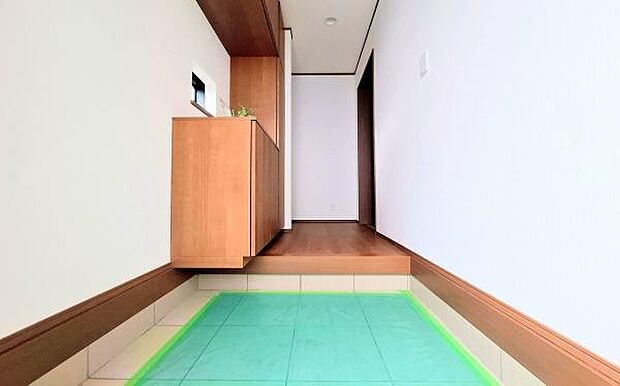 《玄関》■玄関ホールにもゆとりをもった設計ですので第一印象が違います。