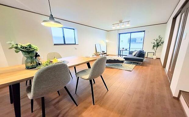 《リビングダイニング》 ■家族が自然と集まって、思い思いにくつろぎ、遊び、語らう、やすらぎの空間。