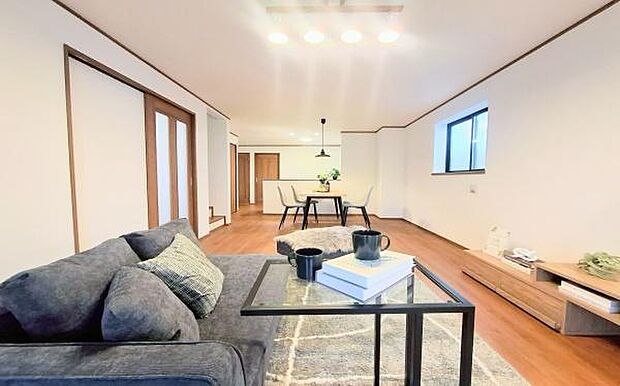 《リビングダイニング》　■大画面ＴＶも余裕、インテリアプランが考えやすいワイドなリビング。家族がしぜんに集まる広さ、お子様が思わず走り出す大空間。