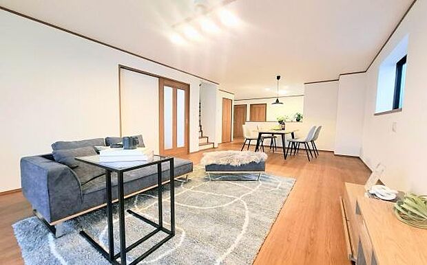 《リビングダイニング》　■ご家族でゆったりとした時間を過ごす場所です。