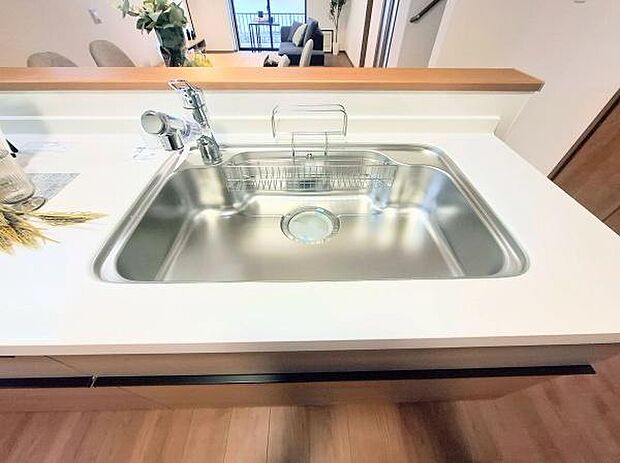 《キッチン》　■ステンレス製シンク。幅と奥行きがありますので、食器洗時のストレスも減りそうです。