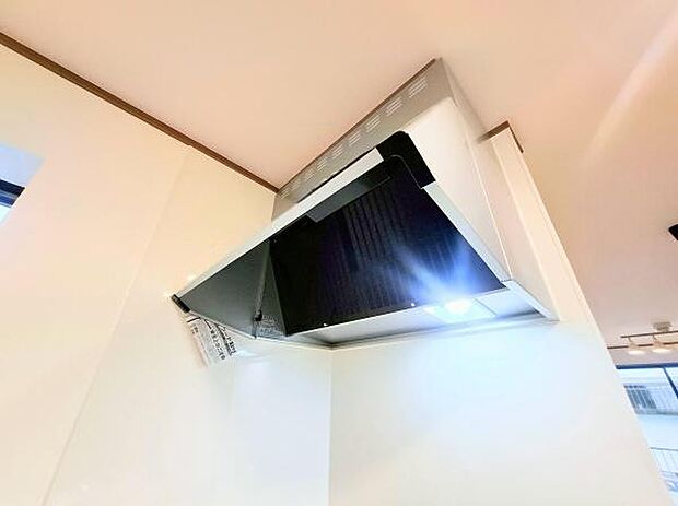 《レンジフード》　■調理中の油煙やニオイを効率よく吸引するレンジフード。