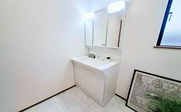 《洗面化粧台》　■使いやすいシャープなデザインの洗面化粧台。