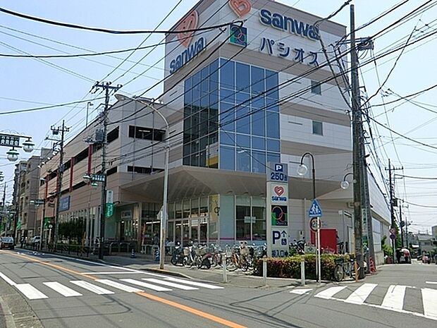 三和百合ヶ丘店食品館まで840m、品ぞろえが豊富。店員さんが親切。他のスーパーには無い美味しいお菓子があって、見つけるのが楽しいです。