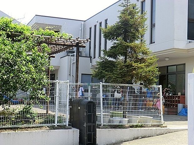 百合丘めぐみ幼稚園まで571m、教会付属の幼稚園であり、毎日の礼拝を通じて、感謝する気持ちや互いに愛する気持ちを育てることを大切にしてるとのことです。