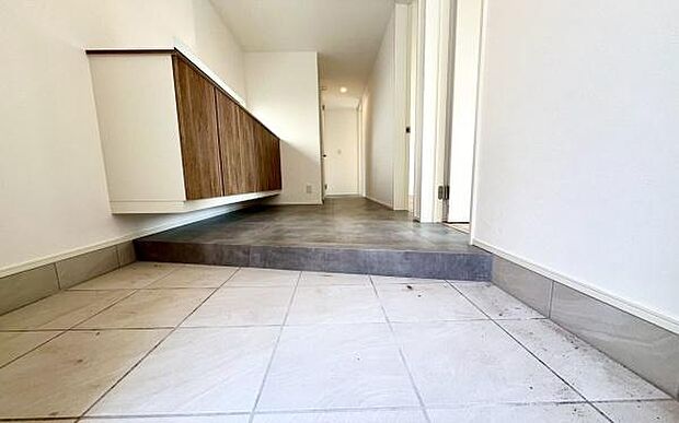 《玄関》 ■シューズボックス付きで玄関もスッキリ。