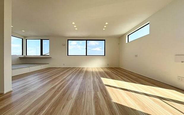 《リビングダイニング》 ■開放的で広いリビング。のびのびとくつろげるリビングは、家族のコミュニケーションの場として、みんなが集まる憩いの場所に。