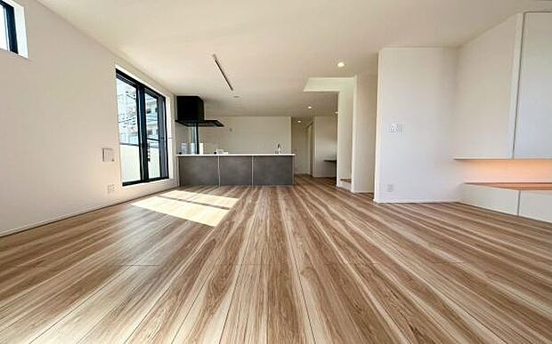 《リビングダイニング》 ■上質な時間を育む暮らしのメインステージ。寛ぎとご家族とのコミュニケーションを育む居心地のよい場所。この明るい空間は家族に安らぎを与えて、落ち着いた心地よい空間になるでしょう。