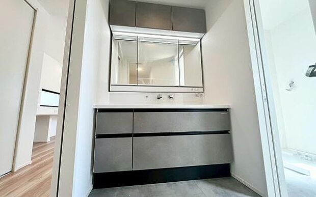 《洗面化粧台》 ■使いやすいシャープなデザインの洗面化粧台。