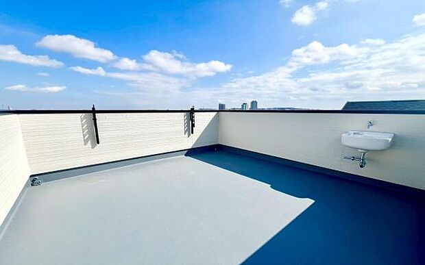 《ルーフバルコニー》 ■大きなバルコニーからは遠方まで景色を見渡せて、空の青さに包まれるような心地よさを味わえます。