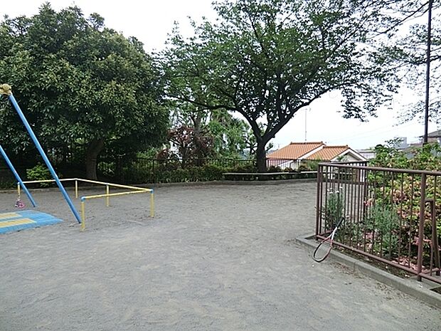 井戸ノ久保公園まで304m、遊具はブランコがあります。大久保の坂をずっと登った山の頂上付近にあり見晴らしがよく天気がいい日は気持ちいいです。