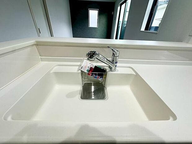 《浄水器》 ■浄水器一体型の水栓。ワンタッチで切り替えができますので、キレイなお水を惜しみなく毎日のお料理や家事全般に使用していただけます。