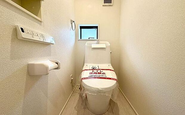 《トイレ》 ■快適な使用感が人気の温水洗浄脱臭暖房機能を搭載。しかも汚れがつきにくく落ちやすい、洗浄力に優れた洗浄機能付トイレ。