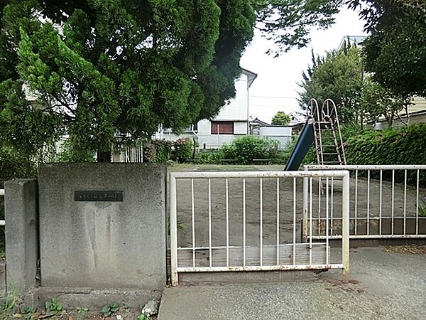 しらとり台第五公園まで1002m、国道246号線に面して位置する小さな公園です。公園中央の広場にすべり台と砂場があります。