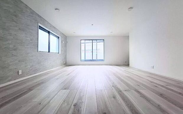 《リビングダイニング》　■開放的で広いリビング。のびのびとくつろげるリビングは、家族のコミュニケーションの場として、みんなが集まる快適な場所に。