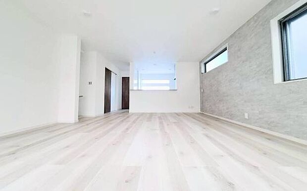 《リビングダイニング》　■大画面ＴＶも余裕、インテリアプランが考えやすいワイドなリビング。