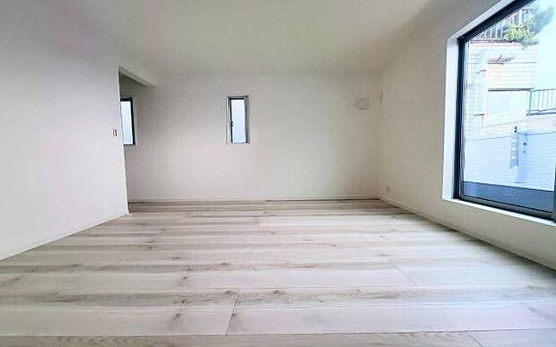 《寝室》　■朝から日差しいっぱい、早起きしたくなる洋室。ベッドを置いてもゆとりを感じられる。窓からの朝日が心地よい目覚めへと誘います。ゆとりある広さを確保し、心地よいプライベートタイムを演出します。