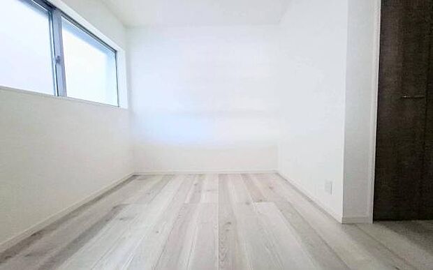 《子供部屋》　■お子様の成長を優しく見守る、明るい子供部屋。遊んだり、学んだり、時には一人の時間を過ごしたりと健やかな毎日を育む大切な場所。未来への第一歩を育む、かけがえのない空間です。