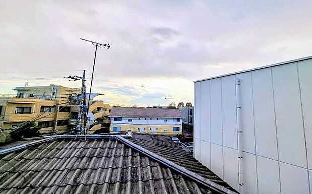 《眺望》　■目の前には気持ちの良い青空が広がります。開放的で開けた空間が望めます。