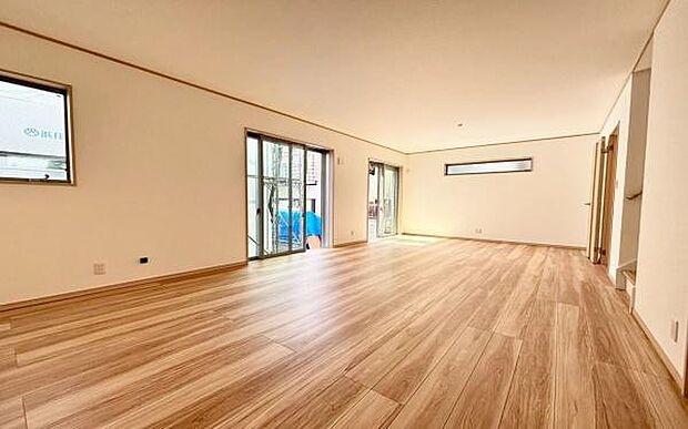 《リビングダイニング》 ■大画面TVも余裕、インテリアプランが考えやすいワイドなリビング。家族がしぜんに集まる広さ、お子様が思わず走り出す大空間。