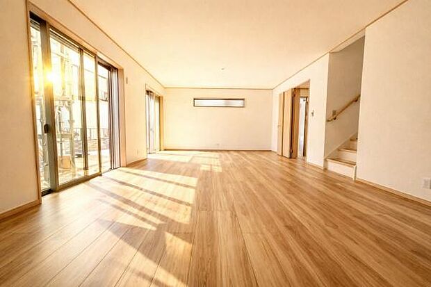 《リビングダイニング》 ■開放的で広いリビング。のびのびとくつろげるリビングは、家族のコミュニケーションの場としてみんなが集まる場所に。