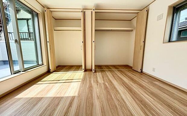 《寝室》 ■心地よい眠りへといざなうしっとりと落ち着いた雰囲気の寝室。