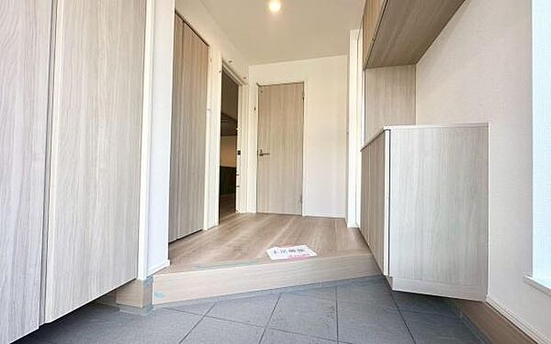 《玄関》■大容量のシューズインクローゼットのある広々とした玄関。家族で靴を入れる場所を取り合う事なく、家族全員の靴をスッキリと収納出来ます。