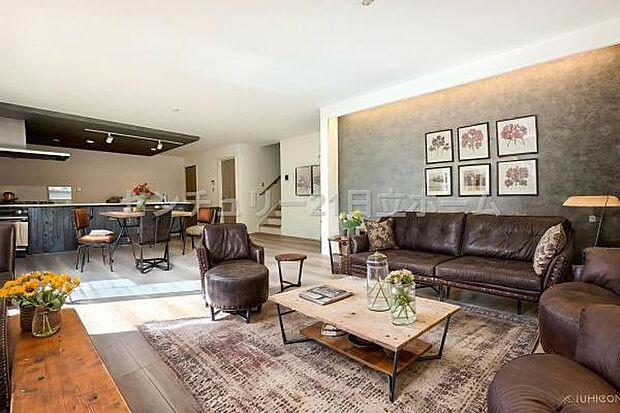 ゆとりを感じさせる上質で明るい空間が、住まう人や訪れる人を心地よく迎え入れてくれます。（本画像家具はCGで作成しており、実際に現地に家具はおかれておりません。また価格に家具は含まれておりません。）