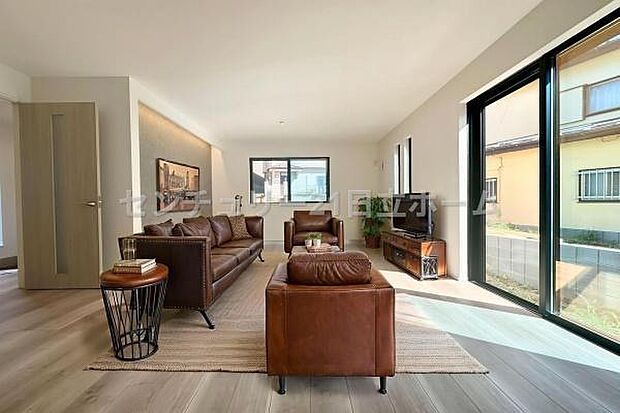 《リビングダイニング》　■本画像は家具の配置をCGで作成しており、実際に現地に家具は置かれておりません。また、価格に家具は含まれておりません。