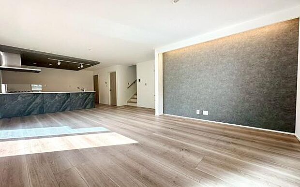 《リビングダイニング》　■開放的で広いリビング。のびのびとくつろげるリビングは、家族のコミュニケーションの場としてみんなが集まる場所に。