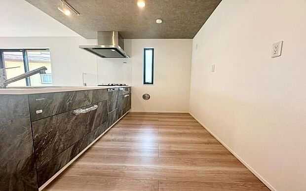 《キッチン》　■家族が集う楽しく親子の会話もはずむキッチン。明るく清潔で使い勝手のいいキッチンには、いつも家族の笑顔があふれています。