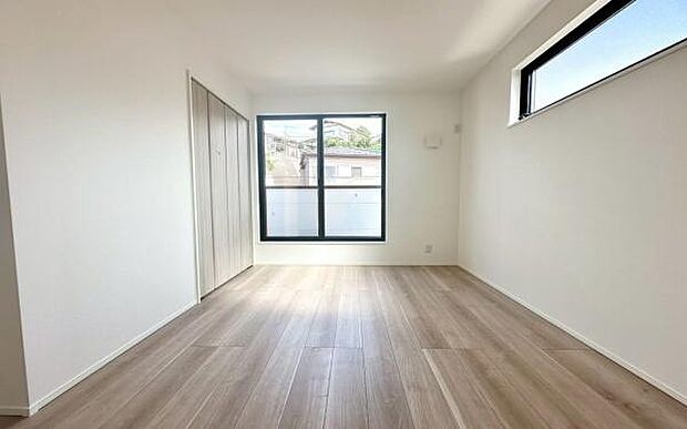 《子供部屋》　■明るい陽の差す居室。子供部屋にもちょうど良さそうですね。