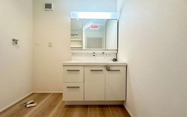 《洗面化粧台》　■使いやすいシャープなデザインの洗面化粧台。