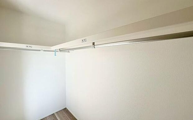 《ウォークインクローゼット》　■大容量のウォークインクローゼットをご用意。衣類だけでなく、遊び道具やトランクなどの旅行用品の収納にも重宝します。