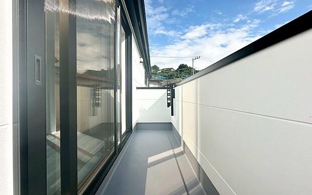 《バルコニー》　■陽当りも良く、洗濯物も良く乾きそうです。