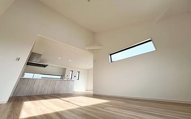 《リビングダイニング》 ■豊かな光が照らすこの場所は、たわいもない会話を楽しみ、ゆったりとした時間を過ごす場所。家族の日常が刻まれる大切な空間です。