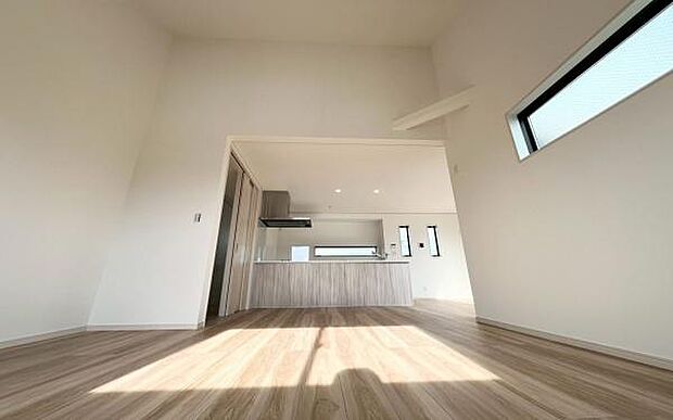 《リビングダイニング》 ■開放的で広いリビング。のびのびとくつろげるリビングは、家族のコミュニケーションの場として、みんなが集まる憩いの場所に。