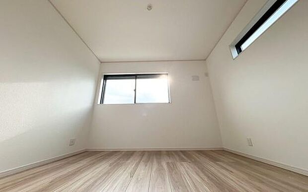 《子供部屋》 ■明るい陽の差す居室。子供部屋にもちょうど良さそうですね。