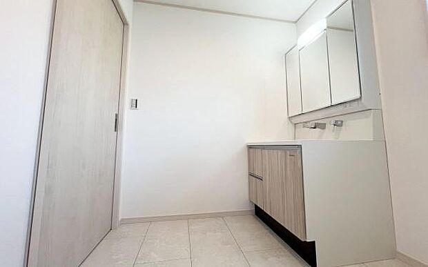 《洗面化粧台》 ■洗面化粧台の鏡は、メイクや髭剃りに便利な三面鏡タイプ。開いて合わせ鏡としても使用できます。洗面台サイドには収納スペースとして利用でき、小物などの保管に便利な棚も付いています。