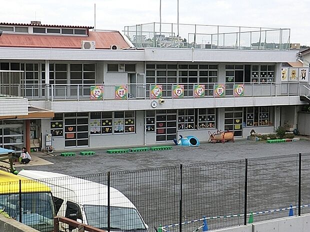 昭和幼稚園まで414m、小規模な園なので、先生の目が行き届いて親としては安心感があります。 穏やかな園です。