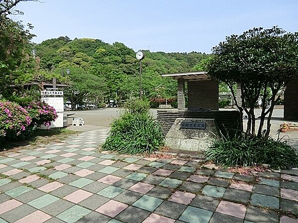 玉縄児童公園まで1606m、ブランコや滑り台、砂場があります。