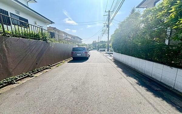 《前面道路》　■静かで落ち着いた雰囲気。