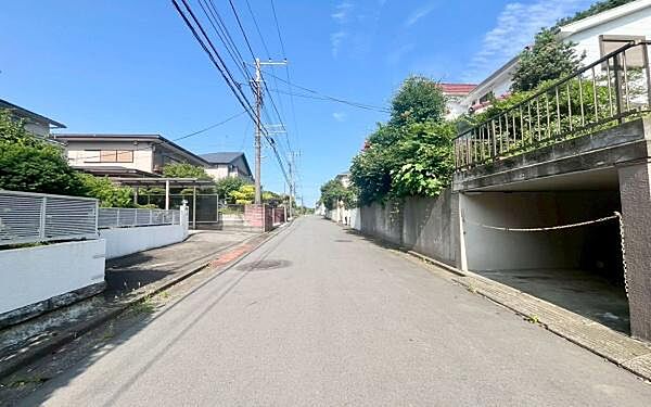 《外観》　■一戸建ての多いエリア、静かで落ち着いた雰囲気。シンプルで美しいフォルム空気までクリーンになるような佇まい。
