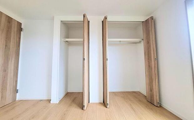 《収納》　■室内をいつもすっきり保てる、収納力のあるクローゼット。ハンガーパイプと棚板で衣類の整理整頓がしやすく、日々の暮らしをスマートにサポート。