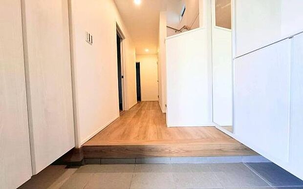 《玄関》■玄関ホールにもゆとりをもった設計ですので第一印象が違います。